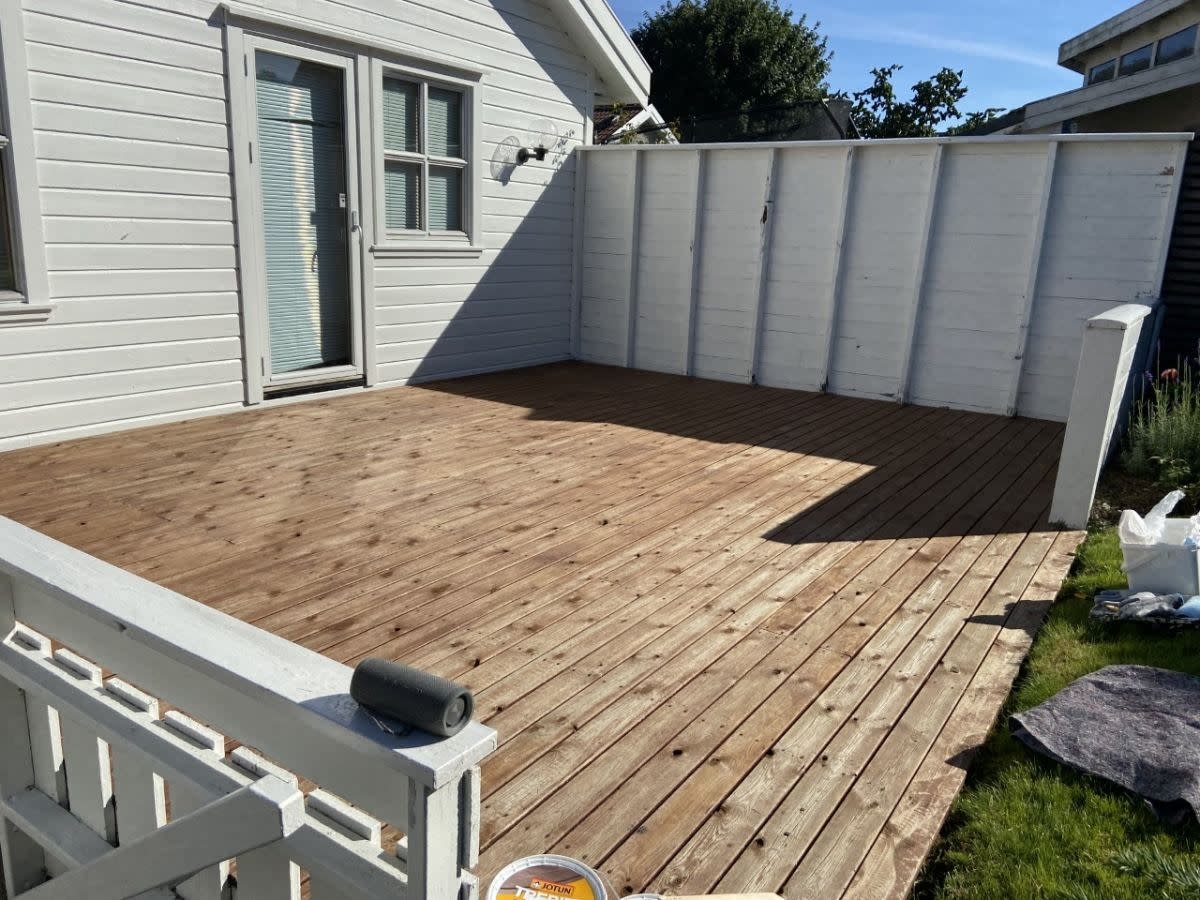 Terrasse — vask og beising – Før